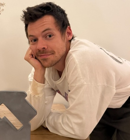 Harry Styles, UK Superstar, known from the boygroup One Direction, hang out on a table