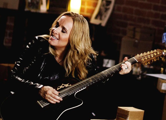 Melissa Etheridge with guitar